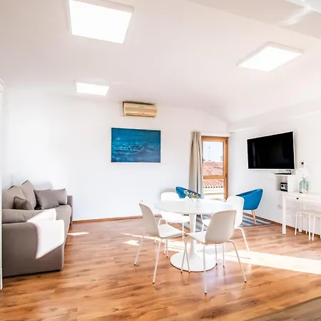 Umag Seafront Seaview Center Apartments Old Town 1,2,3,4 By Rentistra Exterior photo
