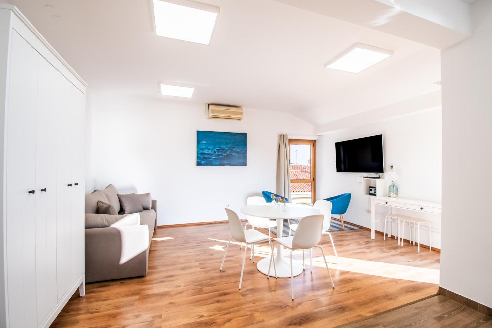 Seafront Seaview Center Old Town 1,2,3,4 By Rentistra Apartment